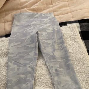 Lululemon Wunder Under white camo leggings 28 inseam